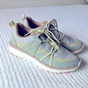 New without tags Vionic sneakers athletic shoes tennis shoes green and grey 8.5